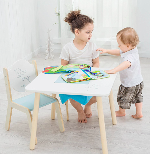 Mesa y dos sillas de madera en blanco minimalista para niños