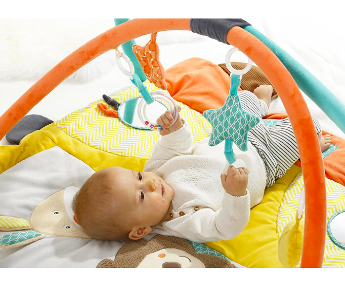 Alfombra de actividades para bebé con arco de juegos de Fehn